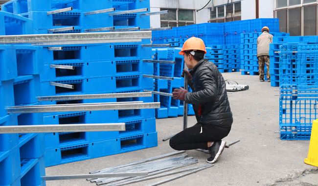 企業(yè)如何選擇適合自己的內(nèi)置鋼管塑料托盤？