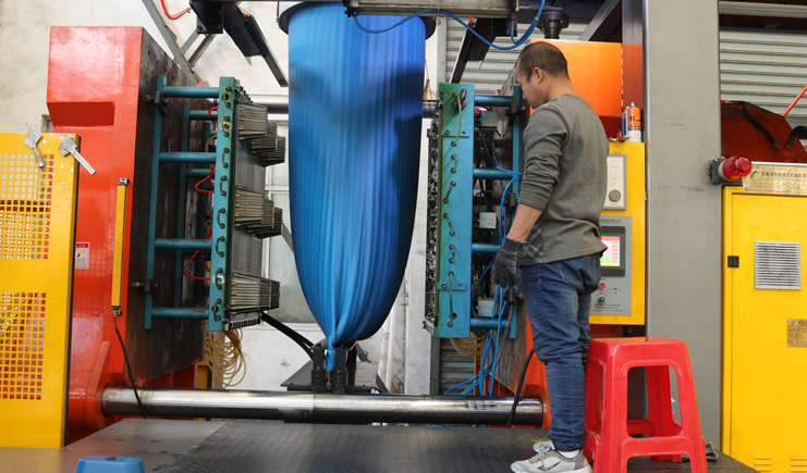 曝光！吹塑托盤生產(chǎn)廠家生產(chǎn)過程竟是如此！