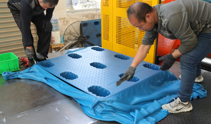 曝光！吹塑托盤生產(chǎn)廠家生產(chǎn)過程竟是如此！